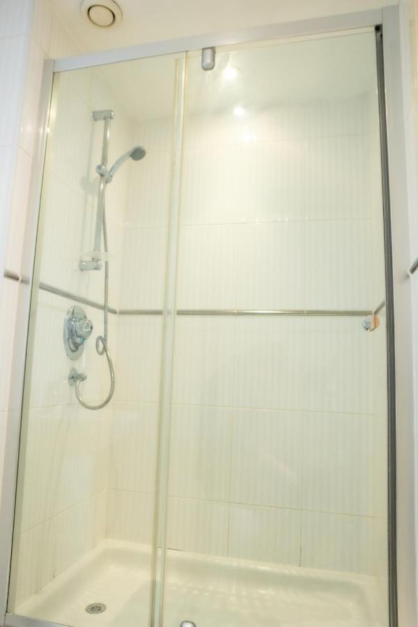 Newly Furnished Appartment Near Train Station Wolverhampton Exteriör bild